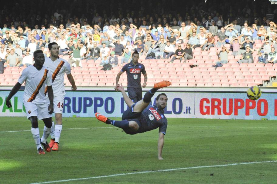 Il Napoli parte fortissimo e dopo 3&#39; sblocca il risultato grazie a una splendida rovesciata di Gonzalo Higuain. 